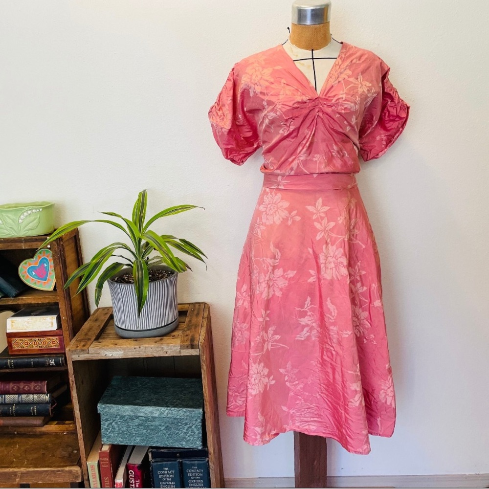 1950s pink gown in sateen printed fabric. sz L pink dress. Vintage Barbie style